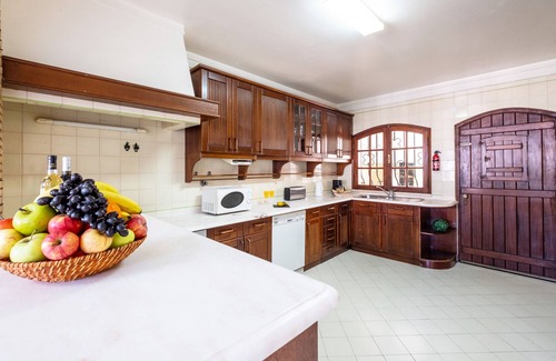 Quarteira Villa | TRADITIONAL VILLA CLOSE TO GOLF COURSES, PRIVATE POOL, A/C, WIFI