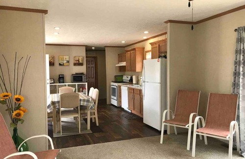 Cloyne Cottage | Trail End Cottage in 8 Acre Land In Lake or Lakes
