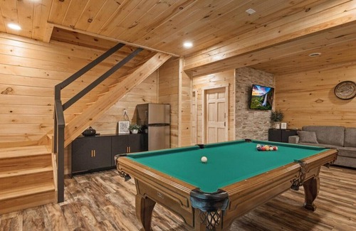 Logan Cabin | Trails End Cabin- Sauna, Arcade, Hot Tub, Firepit, less than 8 mile to all attractions/hikes