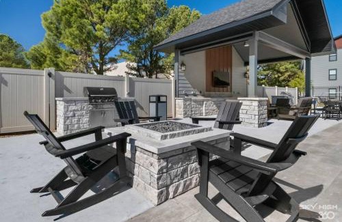 Rogers Apartment | Trails End Here, Pool, King Beds, Gym, Lux Apt