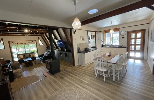 Nannup House | Trails! Views! Serenity! Family & pet friendly cottage, 5 minutes from town!