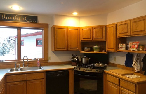 East Burke House | Trailside! Bike In Bike Out, Steps to Town. Outdoor shower, fire pit, & more.