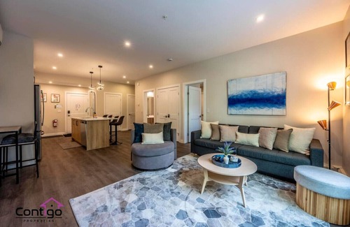 Golden Condo | Trailside Vista | Huge Patio | BBQ | AC | Downtown
