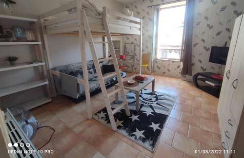 Nevers Apartment | TRAIN BLEU N 1-Appartement-Salle de bain-Vue ville