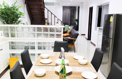Ratchadaphisek House | Train Night Market to 2min & MRT to 3min, big House, popular restaurants & cafes