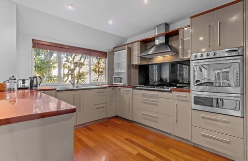 St. Heliers House | Tranquil Family Retreat close to St Heliers Beach