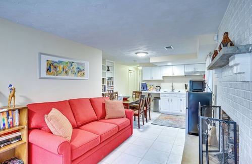 Alexandria Apartment | Tranquil 1-bed apt sleeps 4 overlooking Indian Creek Gorge w/WiFi, AC & hot tub