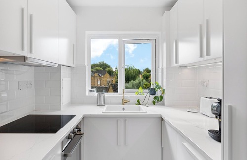 Wapping Apartment | Tranquil 1 Bed Flat in East London + Parking
