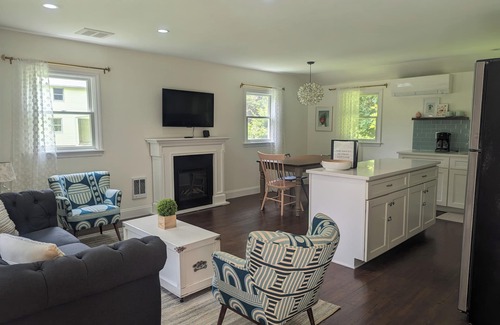 Newtown Cottage | Tranquil 1 bedroom cottage with King size bed & Fireplace in charming Bethel, CT