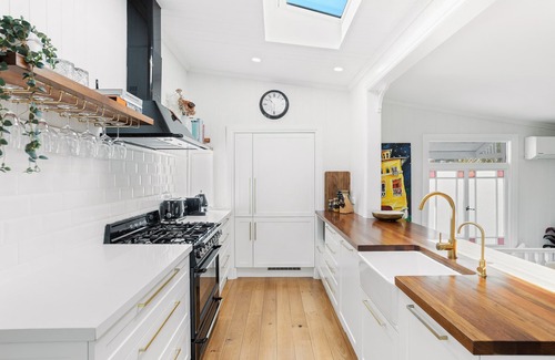 Bardon House | Tranquil 2-Bed Family Home with Deck Among Trees