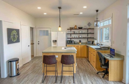 Royal House | Tranquil, 3BR, entertaining, Mountain Home