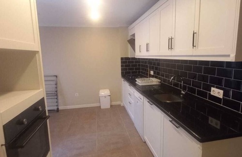 Gaziosmanpasa Apartment | Tranquil 5-bedroom apartment with AC in Istanbul