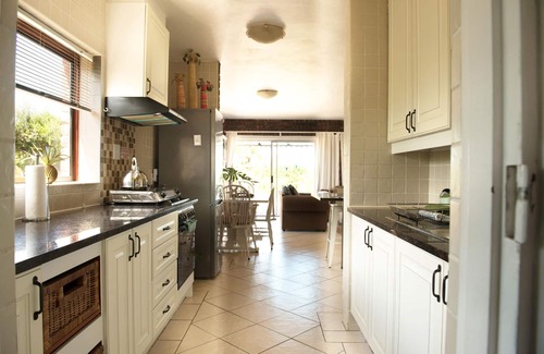 Paradise Beach House | TRANQUIL BEACH SETTING CLOSE TO WORLD FAMOUS SURFING VENUES AND AIRPORT
