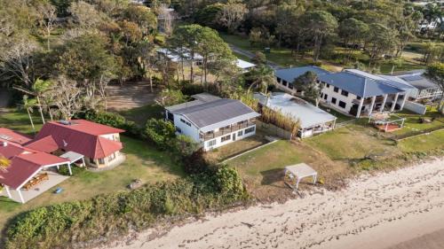 Beachmere House | 'tranquil Beachfront Retreat'