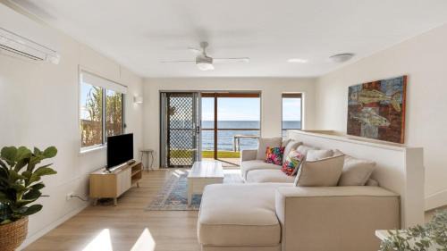 Beachmere House | 'tranquil Beachfront Retreat'