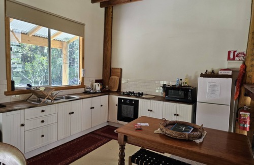 Brunkerville House | TRANQUIL BUSH RETREAT withnaircon wifi indoor and outside fires