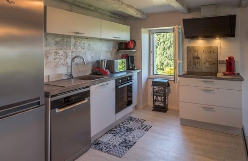 Sansac-Veinazes Cottage | Tranquil Cottage in Sansac with Balcony