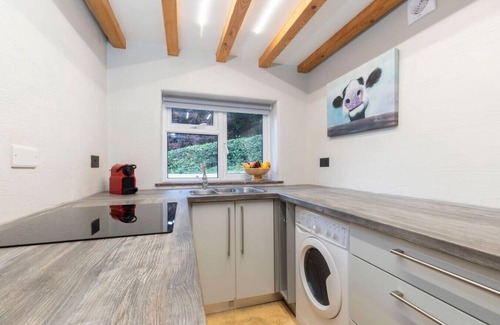 Abergavenny House | Tranquil Cottage with Hot Tub close to Offa’s Dyke