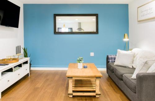 Valley Village House | Tranquil Getaway Retreat Sleeps 8 Guest Home