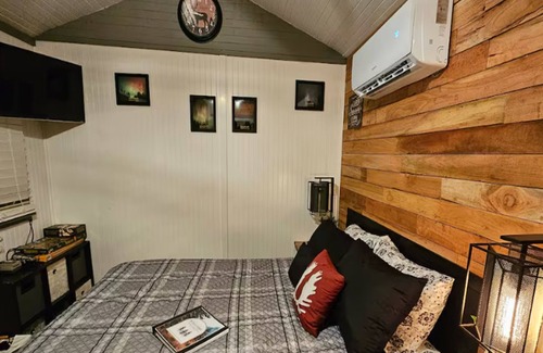 Jordan Road-Canyon Creek House | Tranquil Guest/Tiny house Retreat in Scenic Granite Falls with A/C, Wifi & more.