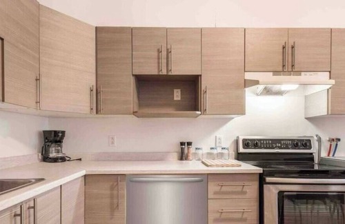 Verdun Apartment | Tranquil Haven in Verdun: Your Home Away from Home