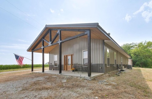Huntsville House | Tranquil La Prairie Retreat with Patio and Fireplace!