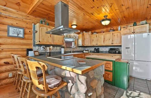 St. Helen House | Tranquil Lakefront Log Cabin with Breathtaking Views.