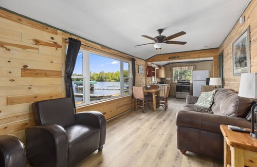 Emily Cabin | Tranquil Lakefront Retreat, Steps From the Water!