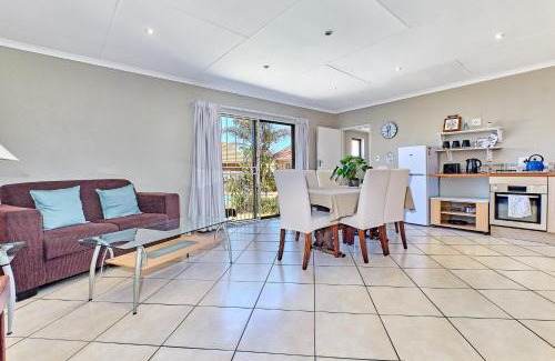 Germiston Apartment | Tranquil, large 1 bedroom garden cottage, 12 mins from OR Tambo International with backup water