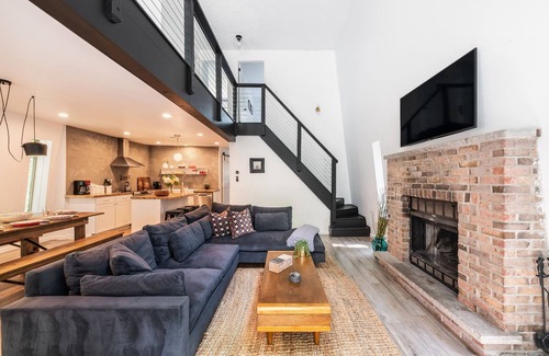 Tobyhanna Ski Chalet | Tranquil Luxe Stay, HotTub, Family Fun, Fall Colors