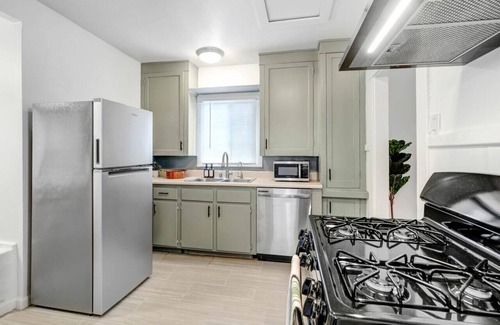 Alhambra House | Tranquil Metro Abode - 2 bedroom 1 bathroom