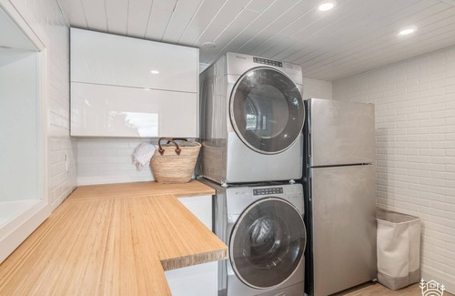 Gravenhurst Cottage | Tranquil Muskoka: Modern Interior, Sandy Beach, Sauna, Large Deck & Dog friendly