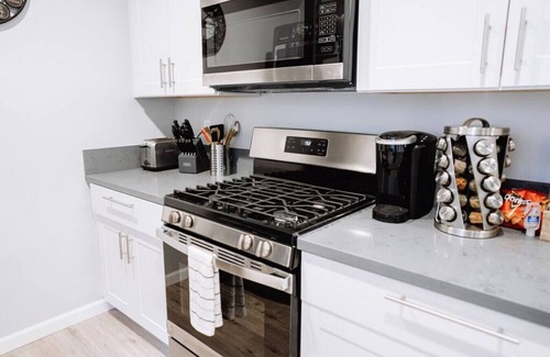 NoHo Arts District House | TRANQUIL NOHO GEM: RENOVATED 2BR TOWNHOME w/PRIVATE FENCED PATIO & PARKING p29