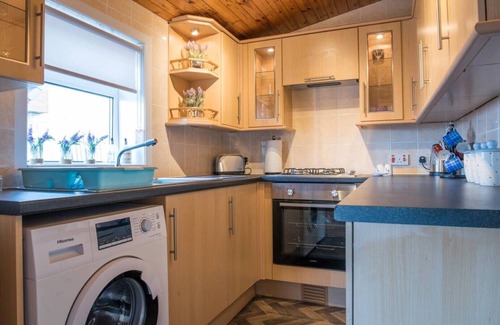 Airdrie House | Tranquil Pippin Scottish Cottages with Hot Tub