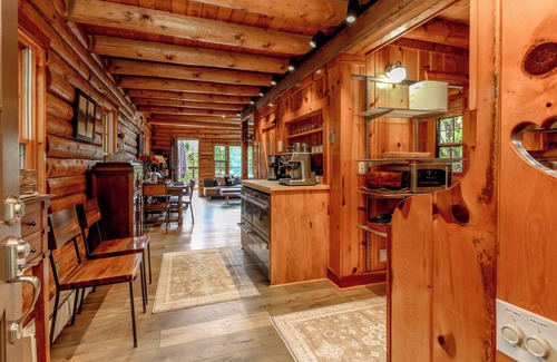 Ashford Cabin | Tranquil & Private 2-Bdrm Cabin Minutes from Rainier with Hot Tub