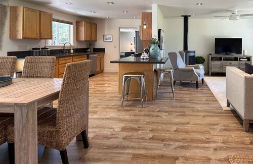 Napa House | Tranquil Renovated Farmhouse bordering Yountville!