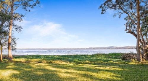 Chittaway Bay House | Tranquil Retreat by the Lake with Hot Tub