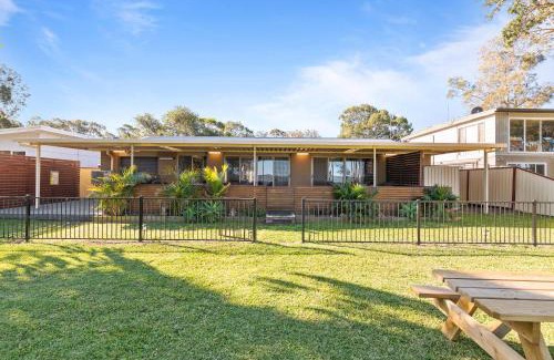 Chittaway Bay House | Tranquil Retreat by the Lake with Hot Tub