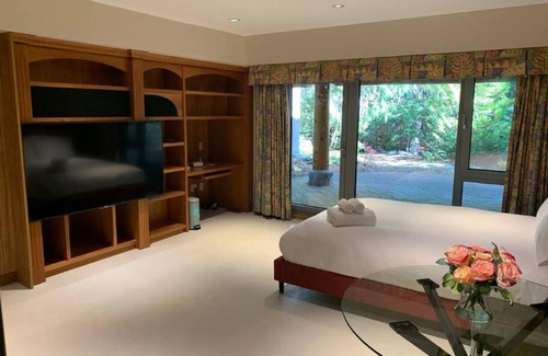 Whistler Cay Heights House | Tranquil Studio Hideaway in Scenic Whistler