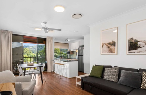 Taringa Apartment | Tranquil Taringa 2 Bed Sleeps 5,Close to Bus and Train Indooroopilly Shopping