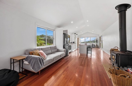 Korora House | Tranquil Treetop Haven: 3 Bedroom Home with Stunning Views