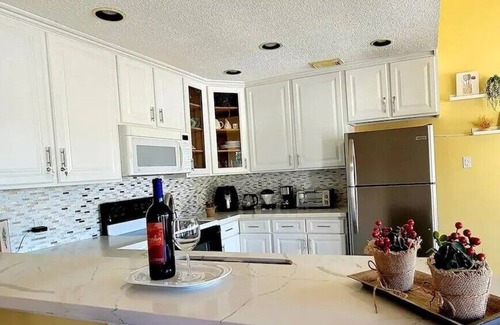 Oakhurst House | Tranquility Villa by the lake with green backyard. Free wifi, kayaks, bike, pool