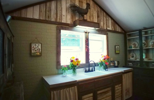 Providence House | "Travel Back to Simple" 1910 Renovated Bunkhouse