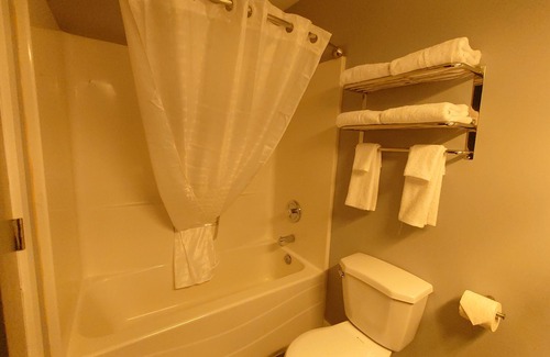 Kenora Hotel | Traveler's Inn
