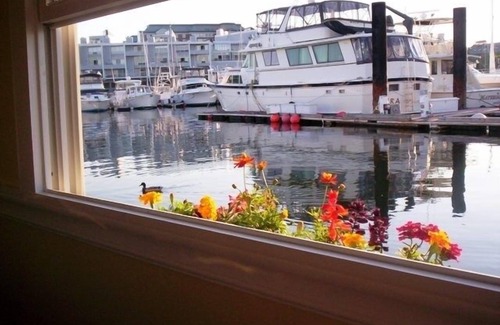 Thompson Square - Bunker Hill Boat Rental | Travelers Choice Best of Boston Houseboat Suite 1!