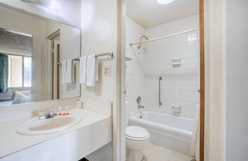 Templeton Hotel | Travelers Inn By OYO, Templeton VA
