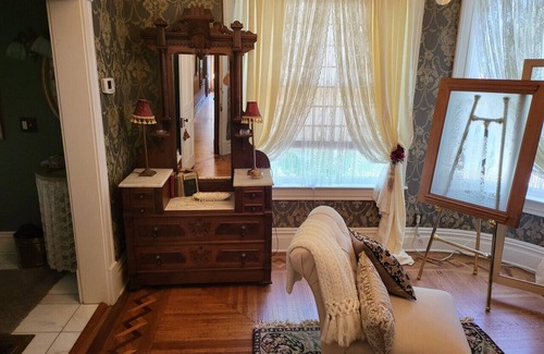 Decatur Condo | Traveling Professionals welcome at the Lincoln Suite at the PrairieOlm