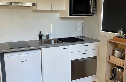 Cambridge Cabin | Travellers Hideaway – private, quiet garden, off-street parking, great location.