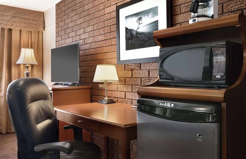 Simcoe Hotel | Travelodge by Wyndham Simcoe