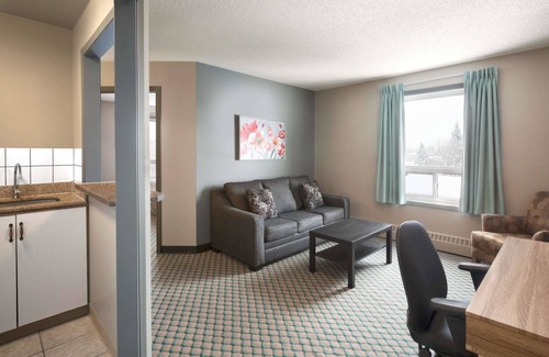 Leduc Hotel | Travelodge by Wyndham Edmonton Airport